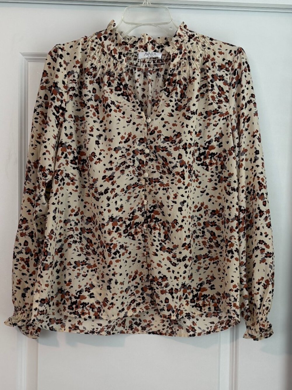 Avara Size Medium Long Sleeve V-Neck Cream Blouse Excellent Condition